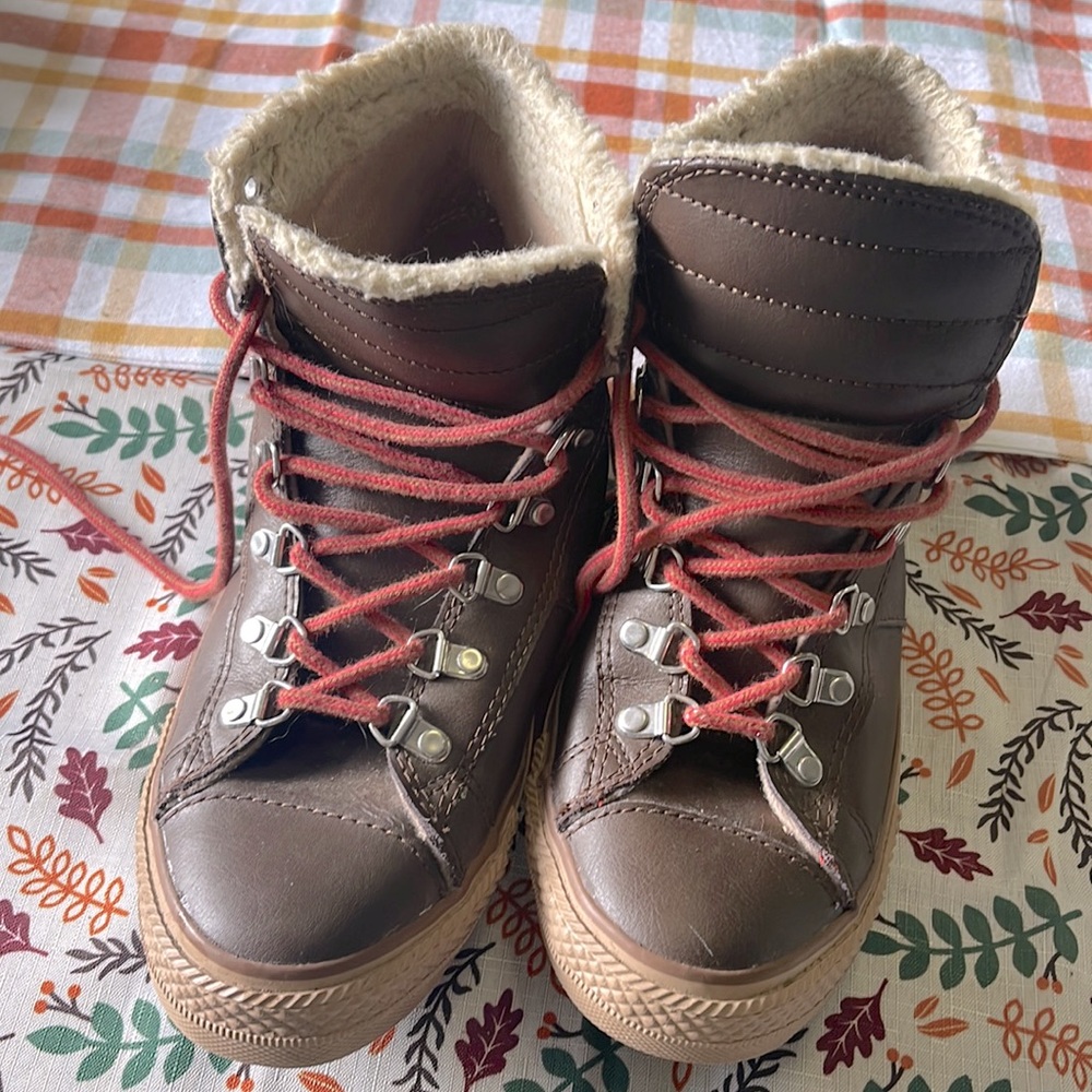 VINTAGE WOMEN’s CONVERSE fleece lined leather shoe, size 8